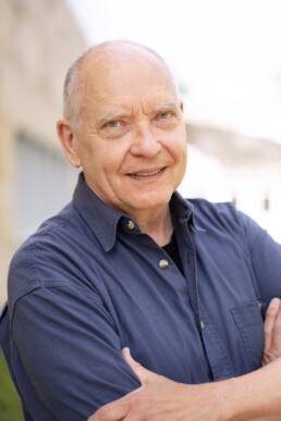 Portrait vor Architektur